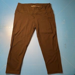 Women’s Victoria Sport Leggings, Size L, Black.  Capri Length.